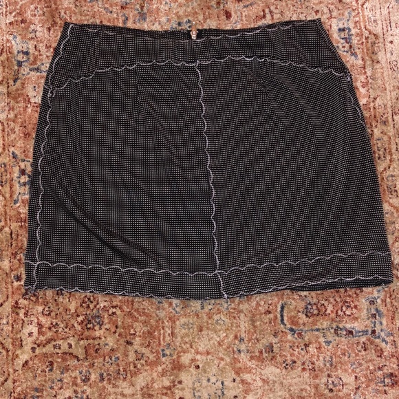Scallop Detail Zip Up Skirt - Picture 4 of 5